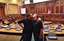 Има ли краја срамоти и понижавању!?! Први геј пољубац у српском парламенту!