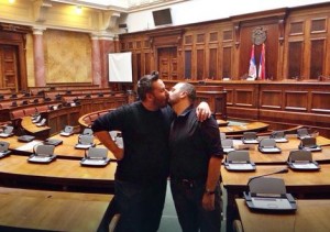 Pederi se ljube u Parlamentu Srbije