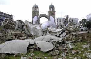 Црква свете Тројице у центру Ђаковице пре коначног ''брисања''