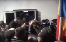 АНТИАМЕРИЧКИ ПРЕВРАТ У МОЛДАВИЈИ: Демонстранти упали у парламент! (ВИДЕО)