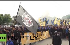 Украјински нацисти марширали по Кијеву и палили димне бомбе (видео)