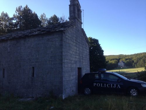 Crnogorska policija blokira ulaz u crkvu