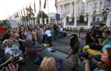 „Шарени револуционари“ блокирали раскрснице у центру Скопља