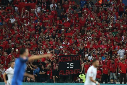 ЕП 2016 УЕФА транспарент Косово је Албанија