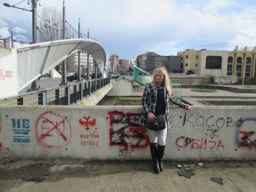 Dragana Trifkovic na mostu u Kosovskoj Mitrovici