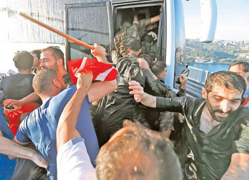 Грађани туку војнике у Турској