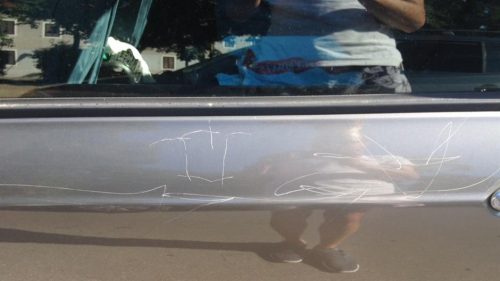Усташки симболи урезани у фарбу аутомобила са београдским таблицама у Ријеци