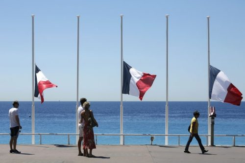 Француске заставе на пола копља