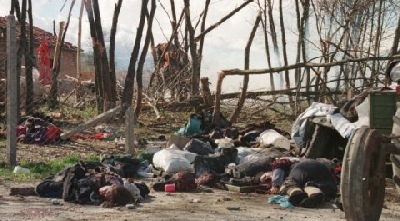 1999. НАТО авиони су на путу Ђаковица-Призрен - усред дана, при потпуно ведром времену - бомбардовали две колоне албанских избеглица које су се враћале кућама, усмртивши најмање 75 људи, што је описано као "грешка".