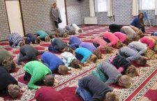 СЛИКА ПРОТРЕСЛА ЕУРОПУ: Њемачка кршћанска дјеца присиљена клањати у џамијама!