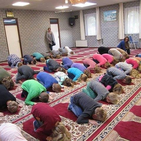 Немачка деца клањају у џамији