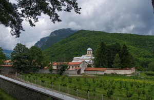 Подсећање: Локални суд у Дечанима бесправно одузима манастирску земљу