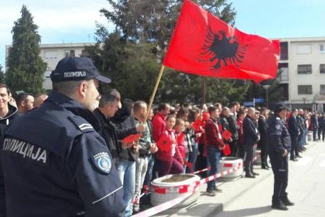 Srpski policajac i Albanska zastava Bujanovac Nisani
