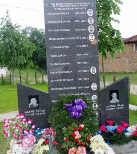 Споменик у центру Гораждевца убијеној српској деци и страдалима од НАТО- а и Албанаца