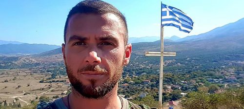 Грк на грчком војном гробљу код Ђирокастре поставио грчку заставу – албански специјалци га устрелили