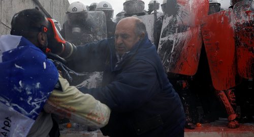 Грчка се слила у Атину: Сузавац растерао демонстранте са улаза у парламент