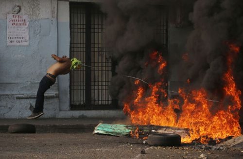 МИРИШЕ НА РАТ У ВЕНЕЦУЕЛИ: Хаос на граници са Колумбијом; Део Мадурових званичника побегао у Турску