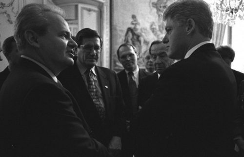 clinton-talking-with-serbian-president-slobodan-milosevic-6