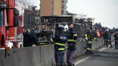 Возач запалио аутобус код Милана док је у њему било око 50 ђака