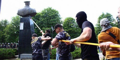 Украјински националисти у Харкову срушили споменик маршалу Жукову