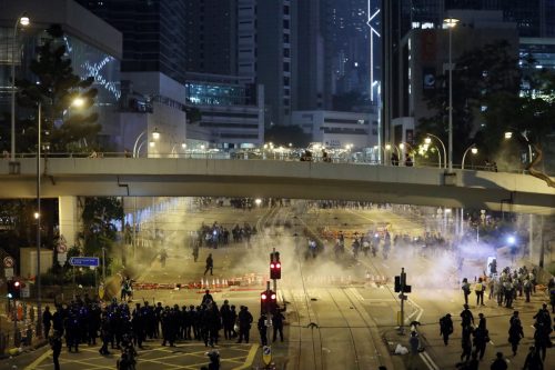 Демонстранти у Хонгконгу дижу барикаде и траже уклањање паметних сијалица