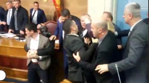 Црна Гора: Полиција ухапсила свих 17 посланика Демократског Фронта; Посланици владајуће већине након хапшења наставили седницу гласајући о амандманима ДФ