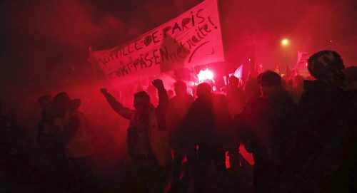 Француска: Сукоби полиције и демонстраната у центру Париза током протеста против реформи пензионог система, букти ватра, лете сузавци и Молотовљеви коктели, нема струје; Око 615.000 људи на протестима широм земље, синдикат тврди 1,8 милиона