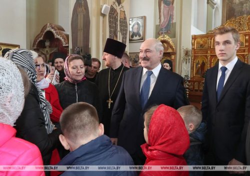 Лукашенко за Васкрс отворио цркве верницима, сам дошао у једну са сином – обојица без маски