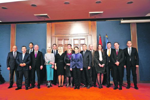 Odlazeca-Vlada-Srbije-na-slici-su-svi-statisti-sem-predsednika-Vucica-i-glavnog-realizatora-ministra-Sinise-Malog