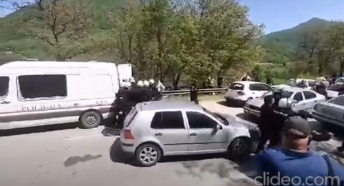 Драма у Црној Гори: Полиција бацила сузавац, разбијена блокада пута, ухапшено више људи