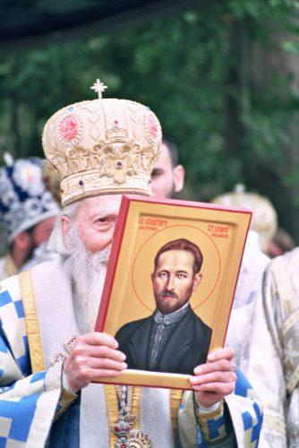 Patrijarh srpski Pavle blagosilja verni narod ikonom Svetog sve