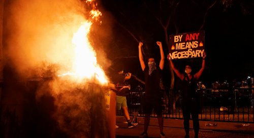Хаос се наставља – још једна жртва протеста у Америци, полицијски час у 25 градова