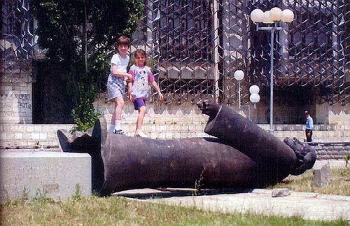 Албанци су у сваком граду срушили и уништили српске споменике. На слици срушен споменик Његошу у Приштини