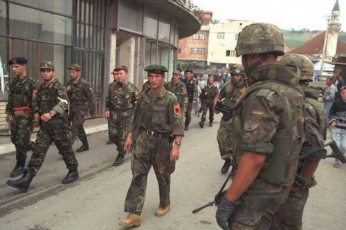 НАТО војници, немачки  Кфор посматра своје миљенике из УЧК