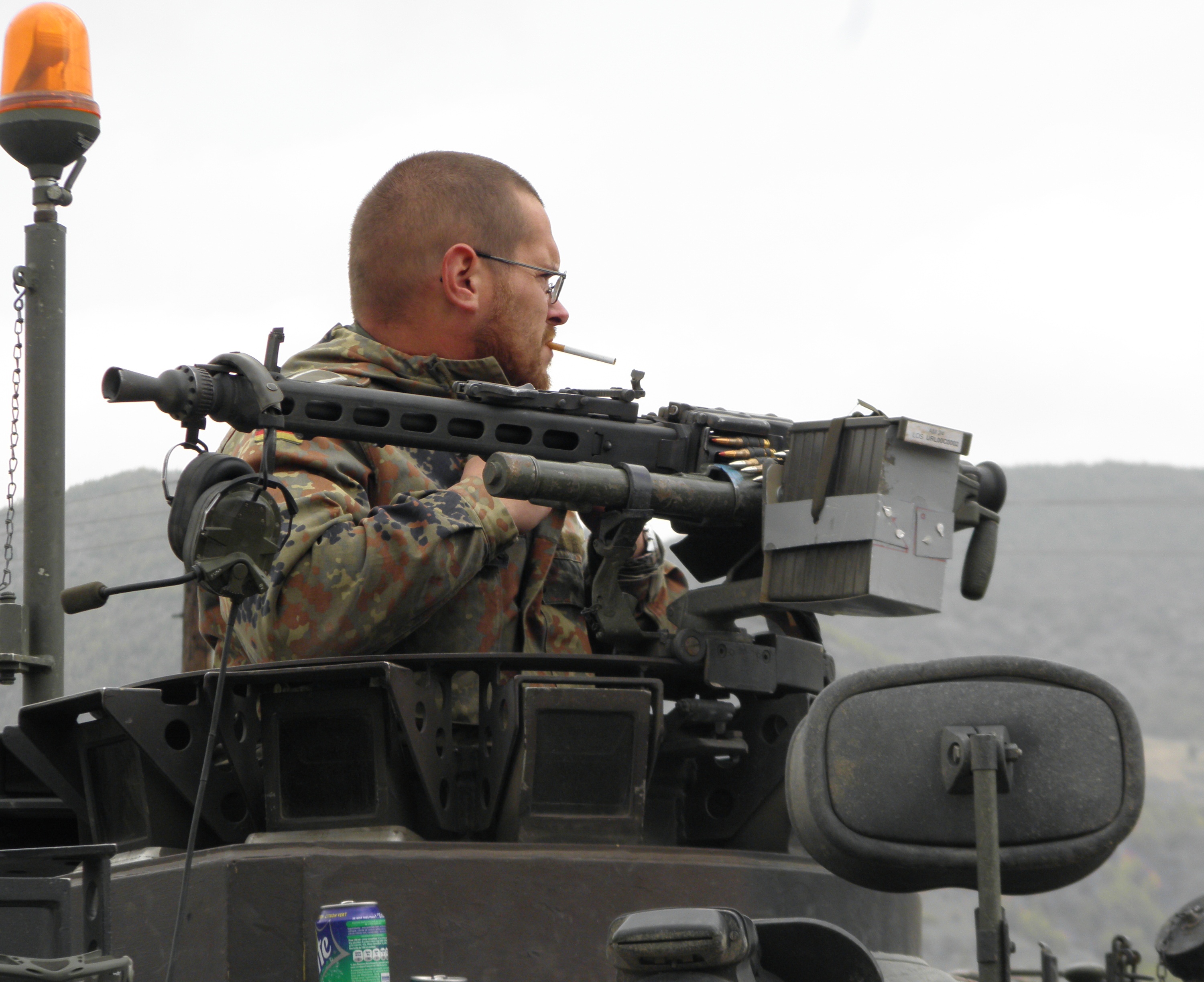 Немачки војник на ''Јазавцу'' за разбијање барикада  и пушкомитраљезом  са бојевом муницијом на барикадама у Зупчу 2011. код Зубиног Потока