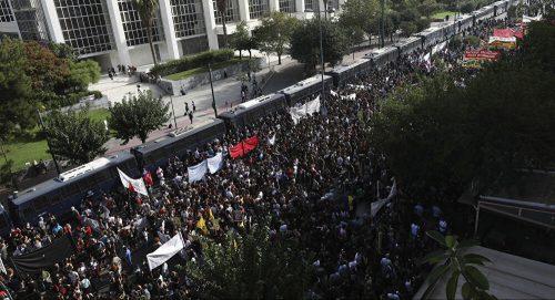 Хаос у Атини, хиљаде људи на улицама, бачен сузавац