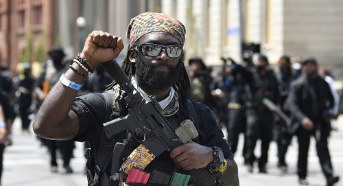 Пушке и црне униформе: Паравојне формације марширају Америком