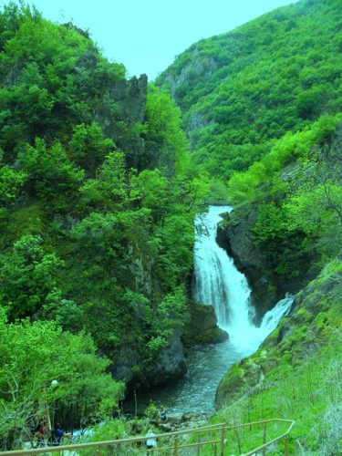 Водопад Белог Дрима висине је 25 метара