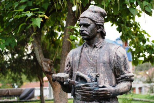 Споменик јовану Курсули испред основне и средње школе у Варварину