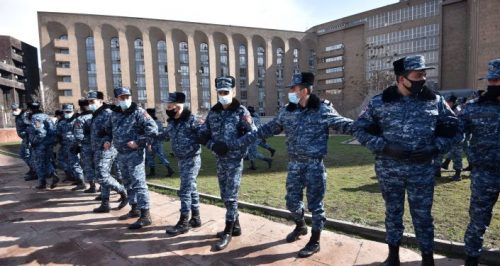 Јерменија: Војска поново тражи оставку премијера Пашињана. Изнад Јеревана лете ловци Су-30; Пашињан сменио шефа Генералштаба. Пашињан: Не намеравам да бежим из Јерменије, ово је покушај пуча