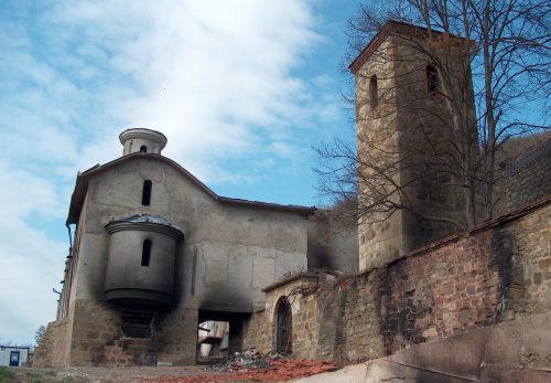 Манастир Девич неколико дана након рушења и паљења 17. и 18. марта 2004. године