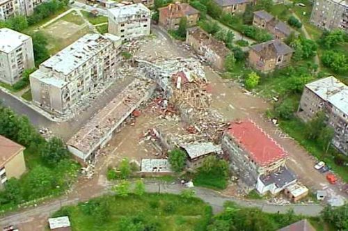 Место где је била зграда СУП-а у Косовској Митровици, уништена у бомбардовању 1999. г.