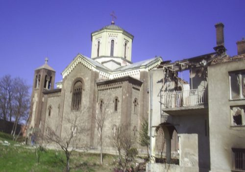 Храм Светог Саве ј у јужном делу К. Митровице је запаљен у марту 2004. г.