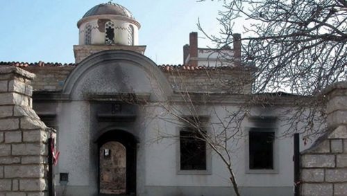 Црква светог Николе у Приштини нашла се у пламену 17. марта 2004. г.