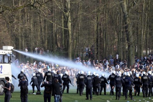 Брисел: Полиција воденим топовима растерала скуп од неколико хиљада људи који су власти забраниле због епидемије коронавируса
