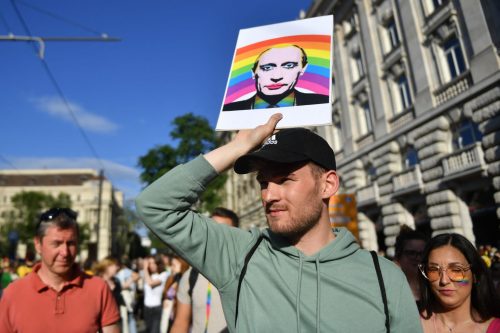 Парламент Мађарске изгласао закон којим се забрањује „промовисање хомосексуалности међу малолетницима“