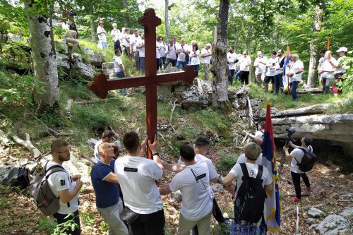 ДАНИ(Ј)ЕЛ СИМИЋ: ПРЕКРИЖЕНИ КРСТ