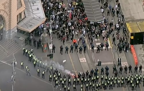 Аустралија: Сукоб полиције и демонстраната против локдауна у Мелбурну