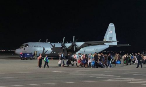У Приштину у недељу, 29. августа, нешто после 20 сати Слетео први авион са 111 избеглица из Авганистана