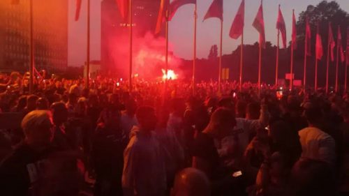 Љубљана: Протест против корона мера, бачене бакље на парламент, полиција одговорила сузавцем и воденим топовима, демонстранти скандирали: „Вратите нам наш живот, хоћемо слободу!“